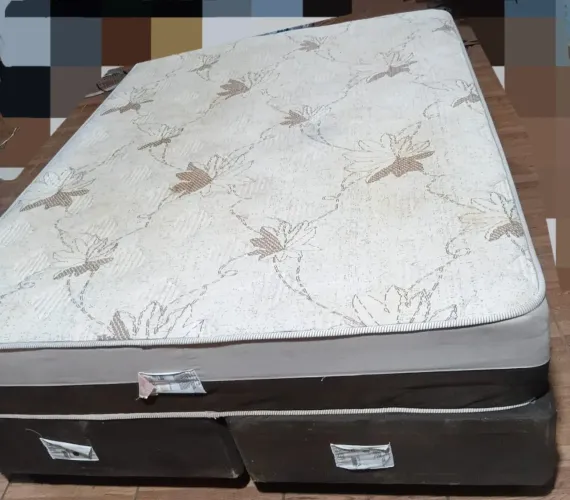 Cama box casal tamanho quem com marcas de uso