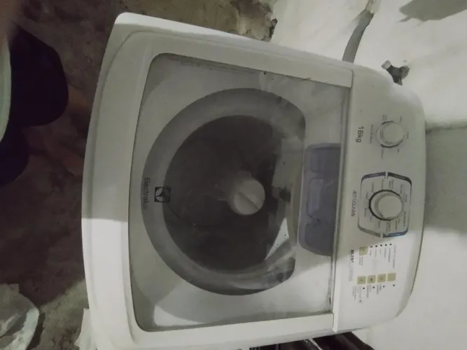 Vendo máquina de lavar ,tem que trocar bomba 