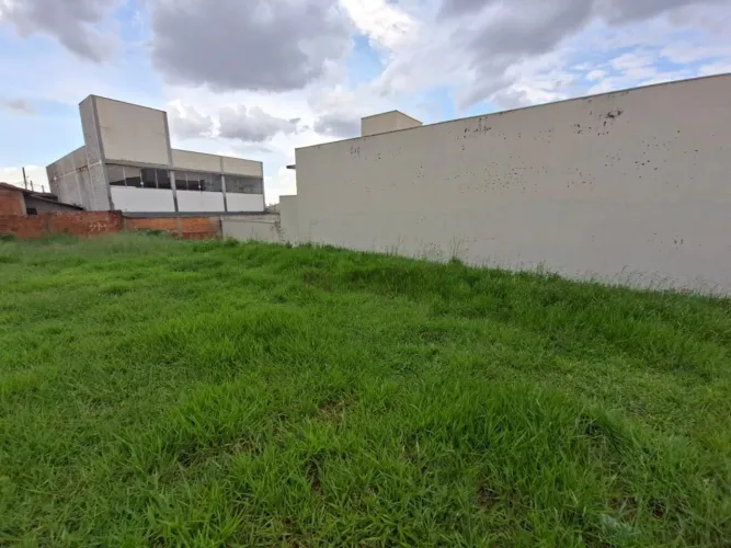 Terreno á venda no Jardim Solange, Bauru - SP.