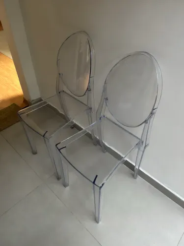 Cadeiras em acrílico