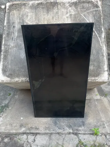 Televisão com tela quebrada para retirada de peças