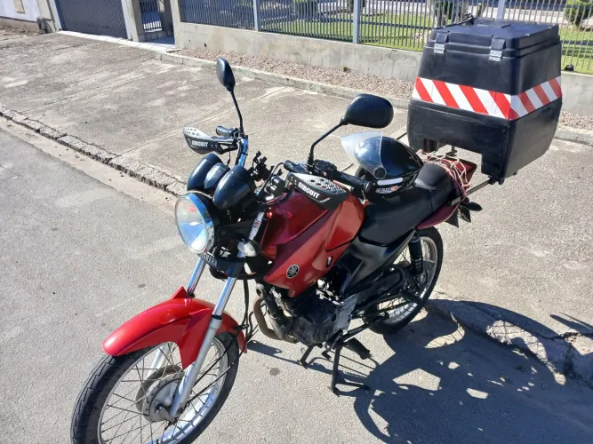 MOTO YBR FACTOR 125CC com Baú e capacete