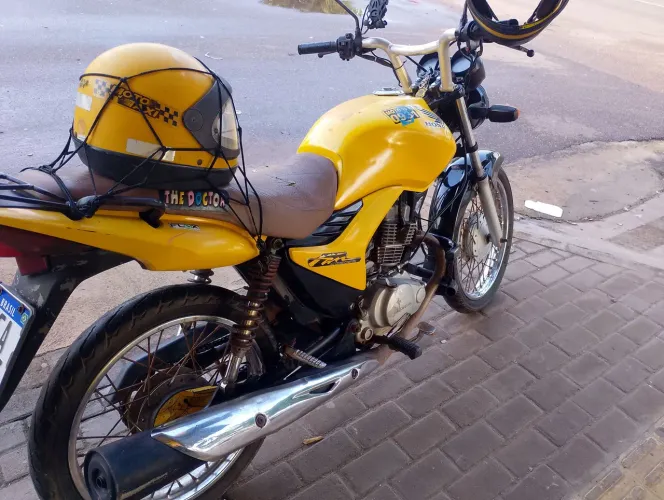 vendo moto ? 150 partida eletrônica ano 2013 tudo pago Dut em branco valor 6 mil reais no