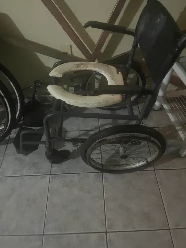 Vende-se três cadeiras de roda
