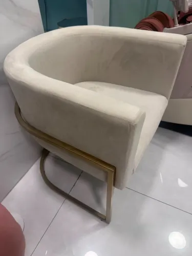 Poltrona Base Metal Dourado , Tecido Em Veludo