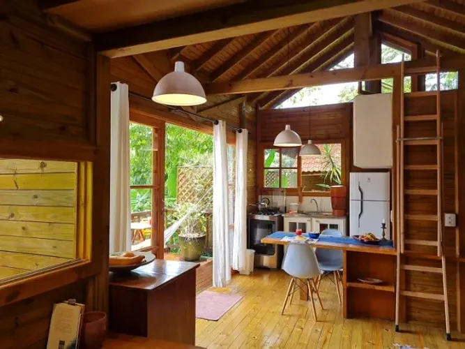 Bangalô balines equipado com vista para o jardim tropical na Lagoa da Conceição