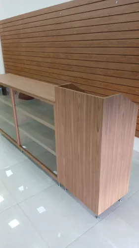 Expositor em mdf madeirado freijo tipo canaletado preço promocional 
