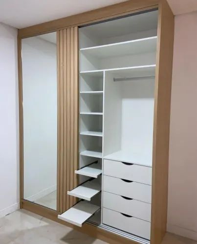 Guarda Roupas Com Detalhe Ripado