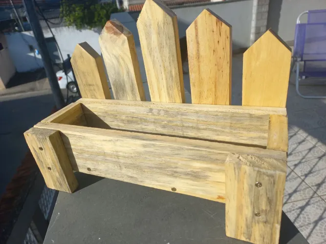 (Produto novo) Floreira Rústica Madeira com Cerquinha Decoração e Plantas