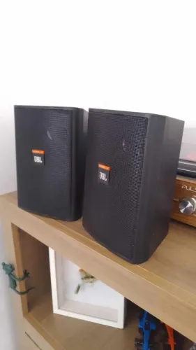 Caixas JBL para música ambiente