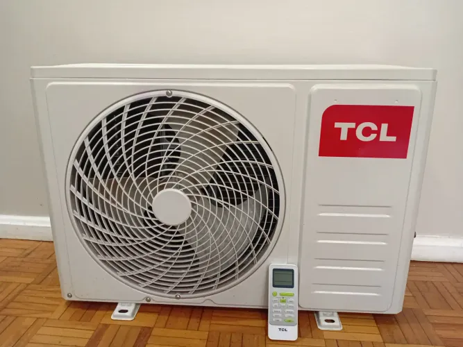 Vendo um ar condicionado TCL inverter,9000btus,220v,2 anos de uso, econômico, silencioso.