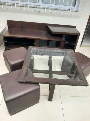 OPORTUNIDADE Rack, mesa de centro com 3 pufs
