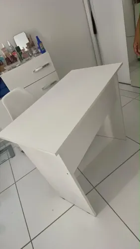 Mesa escrivaninha com cadeira inclusa.