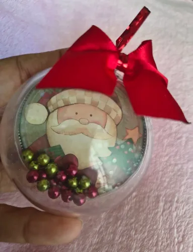 Vendo, bola de acrílico, temática de Natal, 6 reais a unidade.