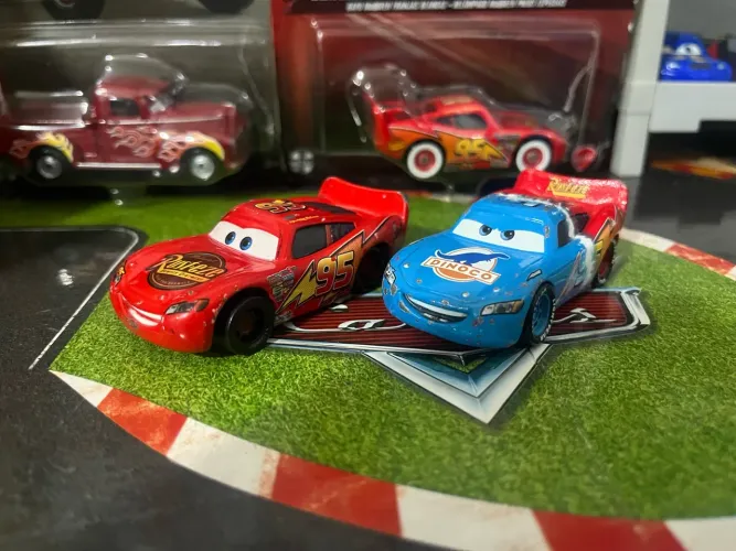 Cars Disney pixar McQueen transformando 