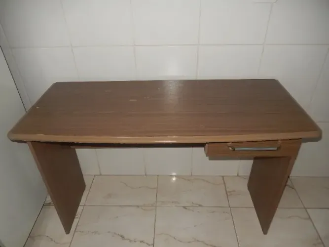 Mesa de escritório com 01 gaveta - cor marrom