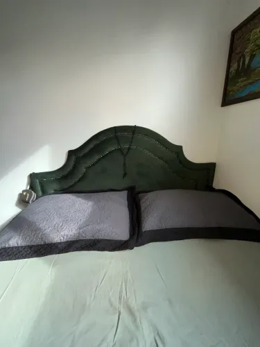 cama de casal japonesa em madeira + cabeceira estofada