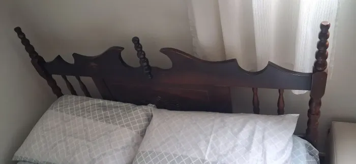 Cama casal madeira (com colchão)