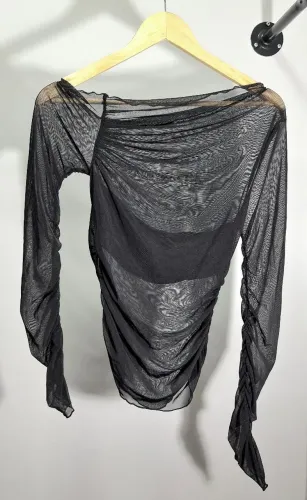 Blusa Tule Transparência Preta Drapeada Manga Longa Asimétrica