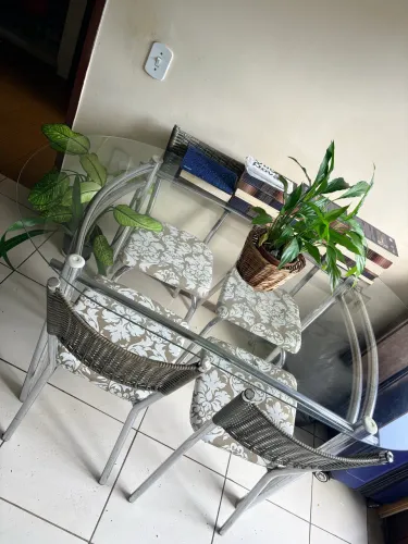 VENDO MESA DE VIDRO C/ 4 CADEIRAS 