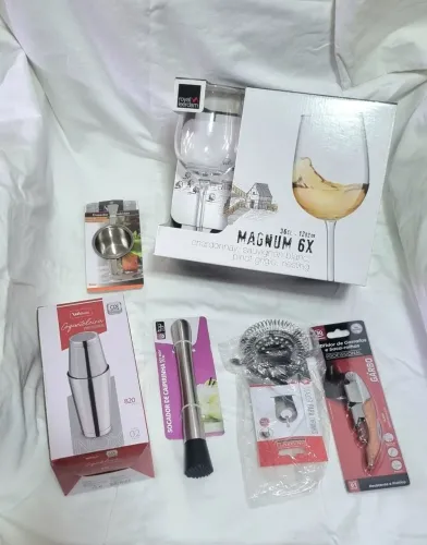 Kit Bartender (coqueteleira + coador + abridor vinho + socador + dosador + 5 taças)