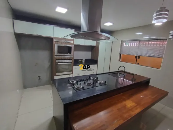 Luxuosa Casa para Locação em Jardim Germânia, São Paulo - 3 Quartos e Ampla Área de 366m²!