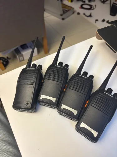 Kit de 4 rádios com fones e carregadores