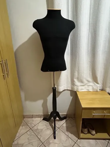 Manequim meio corpo masculino, pedestal madeira