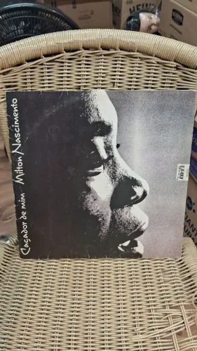 disco de vinil (LP) do álbum "Caçador de Mim" de Milton Nascimento