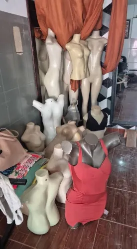 Manequim e cabide para loja