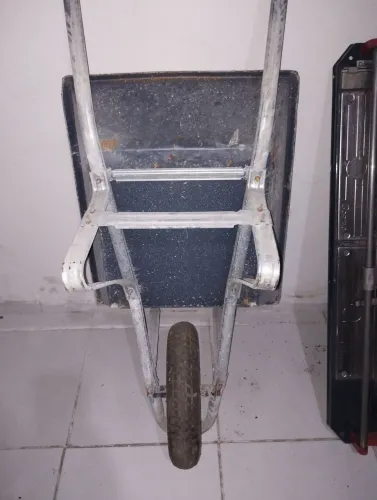 Vendo carrinho de mão e uma riscadeira de porcelanato de 90cm de amortecedor