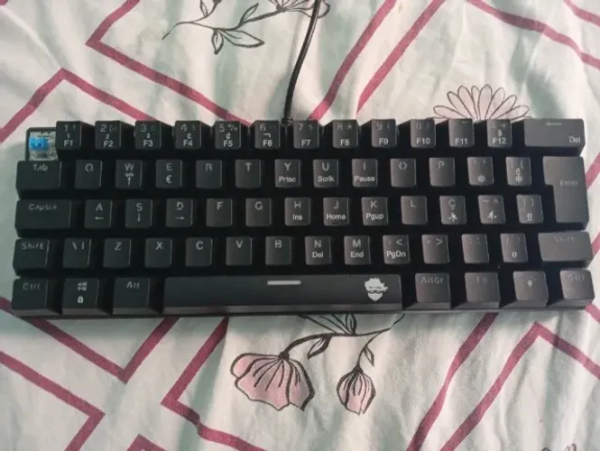 Vende-se teclado mecânico switch azul e microfone de celular