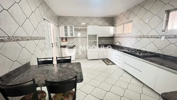 Casa disponível para locação no bairro Santa Luzia.