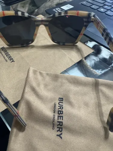 Óculos Burberry completo, acompanha case e flanelas originais.