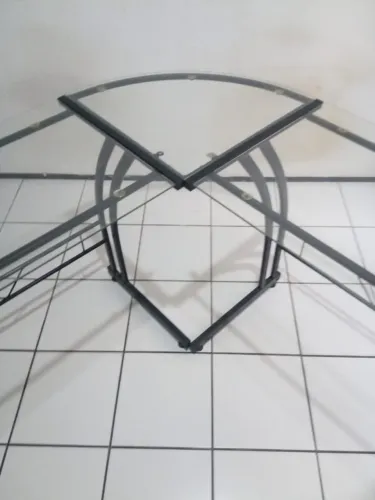 Mesa de escritório em L de metal e vidro