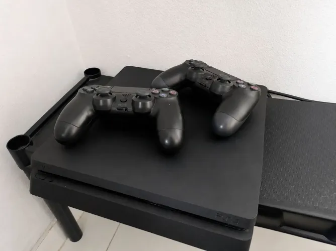 Ps4 Slim | 2 Controles.
