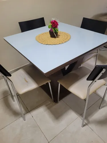 Mesa tampo de vidro com 4 cadeiras