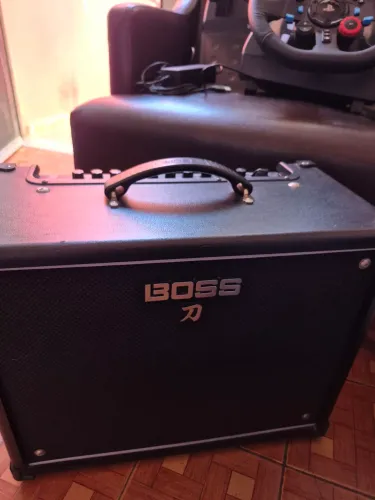 Amplificador BOSS MkI 50W 10" com efeitos.
