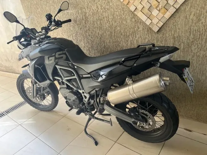 BMW F800 GS - Moto muito bem conservada com manual e chave reserva