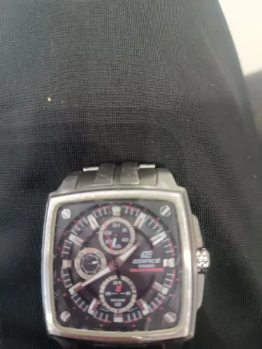 Relógio Casio Edifice Solar com riscos no vidro