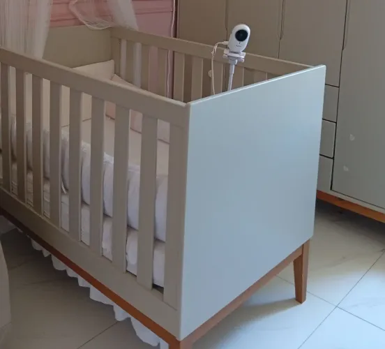 Berço que vira cama e vai com mosquiteiro e colchão Ortobom