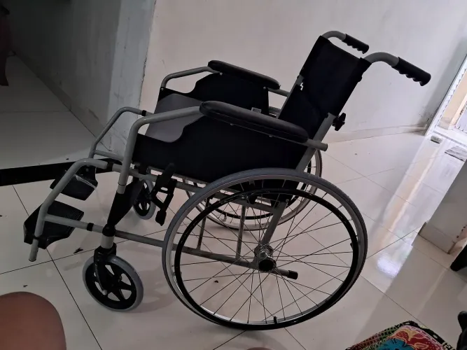 Cadeira de rodas semi nova com almofadas