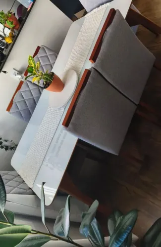 Vendo conjunto de mesa e cadeiras de 6 lugares semi novo 