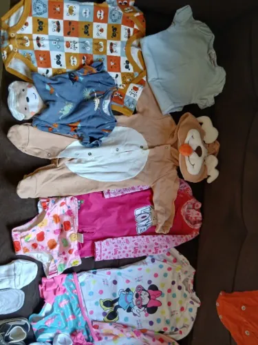 Vendo roupas e assessórios de bebê, alguns novos outros pouco usados 5 reais a peça