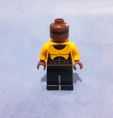 LEGO minifigura Power Man, com bastante desgaste no rosto, e marcas de uso no torso