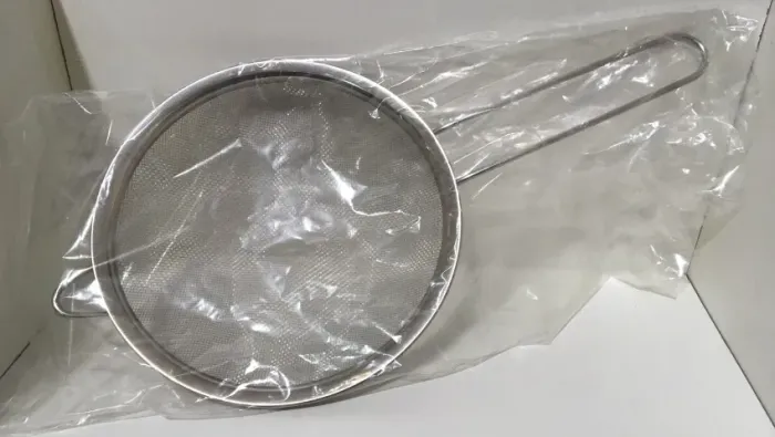 Peneira de Cozinha em Inox com Malha Fina com 18cm para Líquidos e Secos - NOVO
