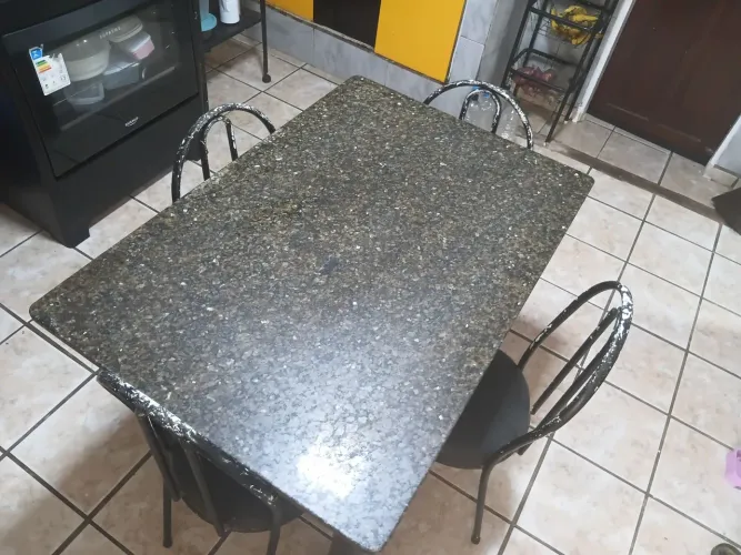 Mesa e cadeiras