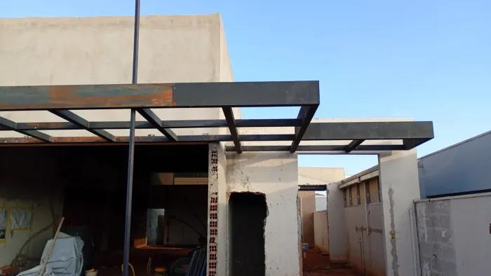 Pergolado em tudo de metalon 100x100 com platibanda de 300 faca seu orçamento