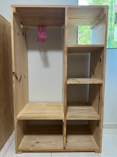 Guarda roupa Montessori infantil em madeira