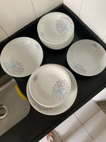 Aparelho de jantar em porcelana, 2 travessas fundas, 6 pratos,rasos,fundos e sobremesa.